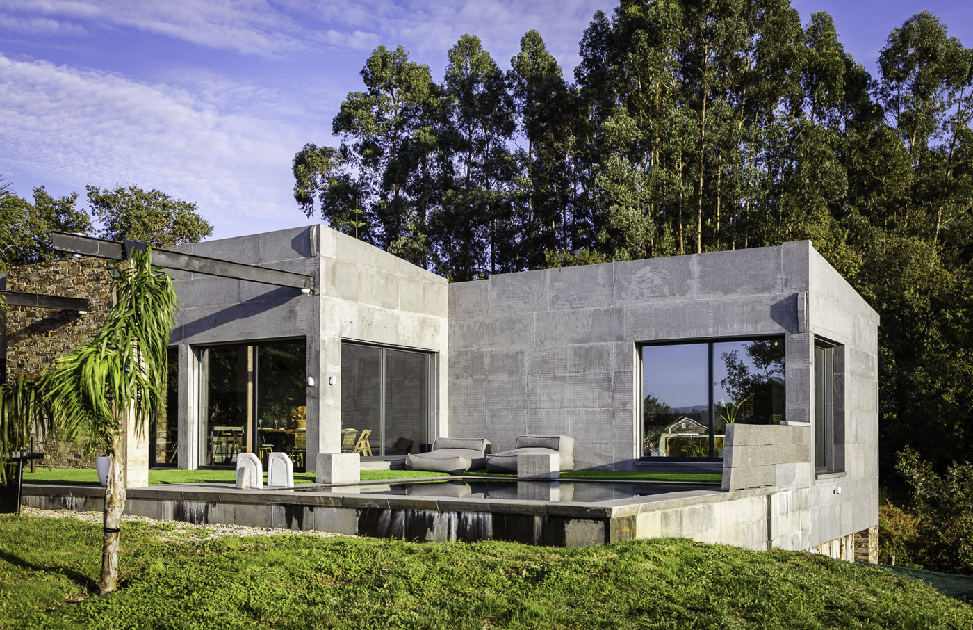 Una villa moderna construida con granito del terreno